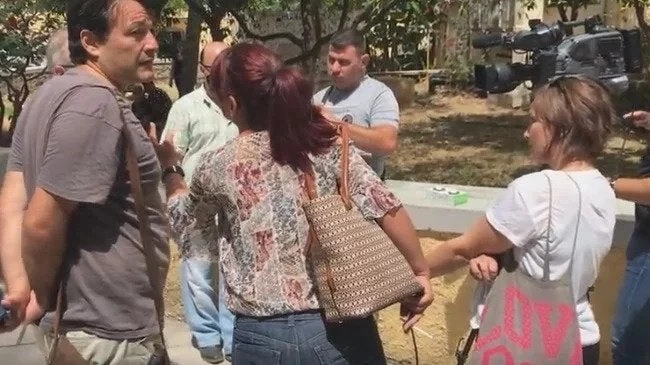 «Την παρκάρατε στο ράντσο και την αφήσατε να πεθάνει» – Οργισμένοι συγγενείς της Στέλλας Ακουμιανάκη επιτίθενται σε γιατρό (βίντεο)
